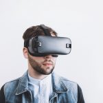 Homme avec masque de réalité virtuelle